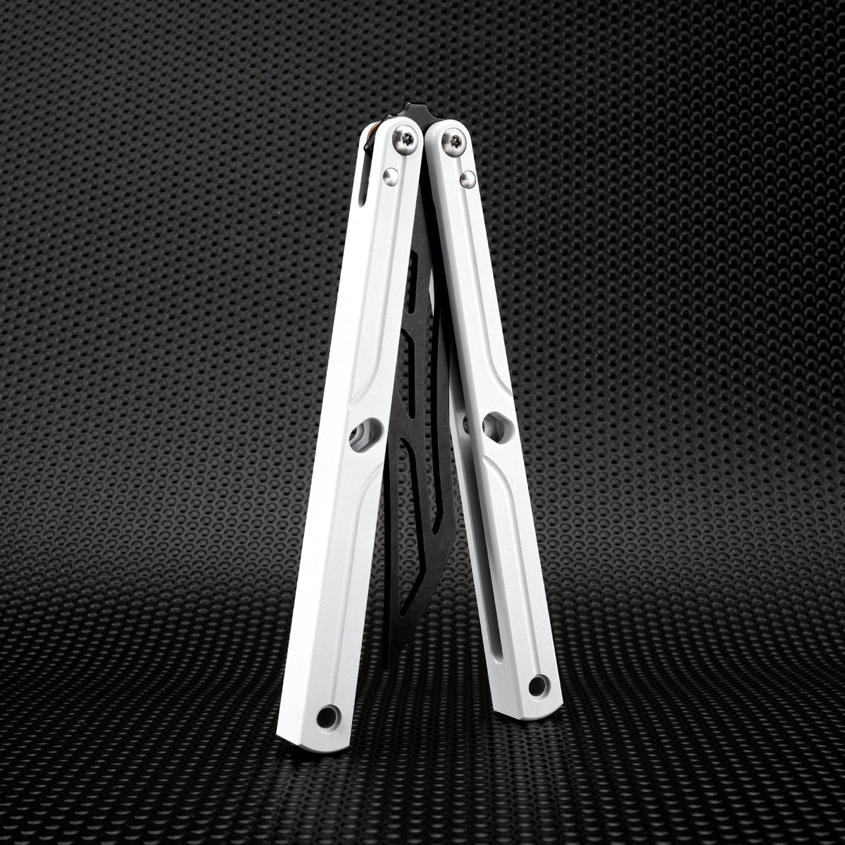 LG09 White - Aluminum Alloy Trainer